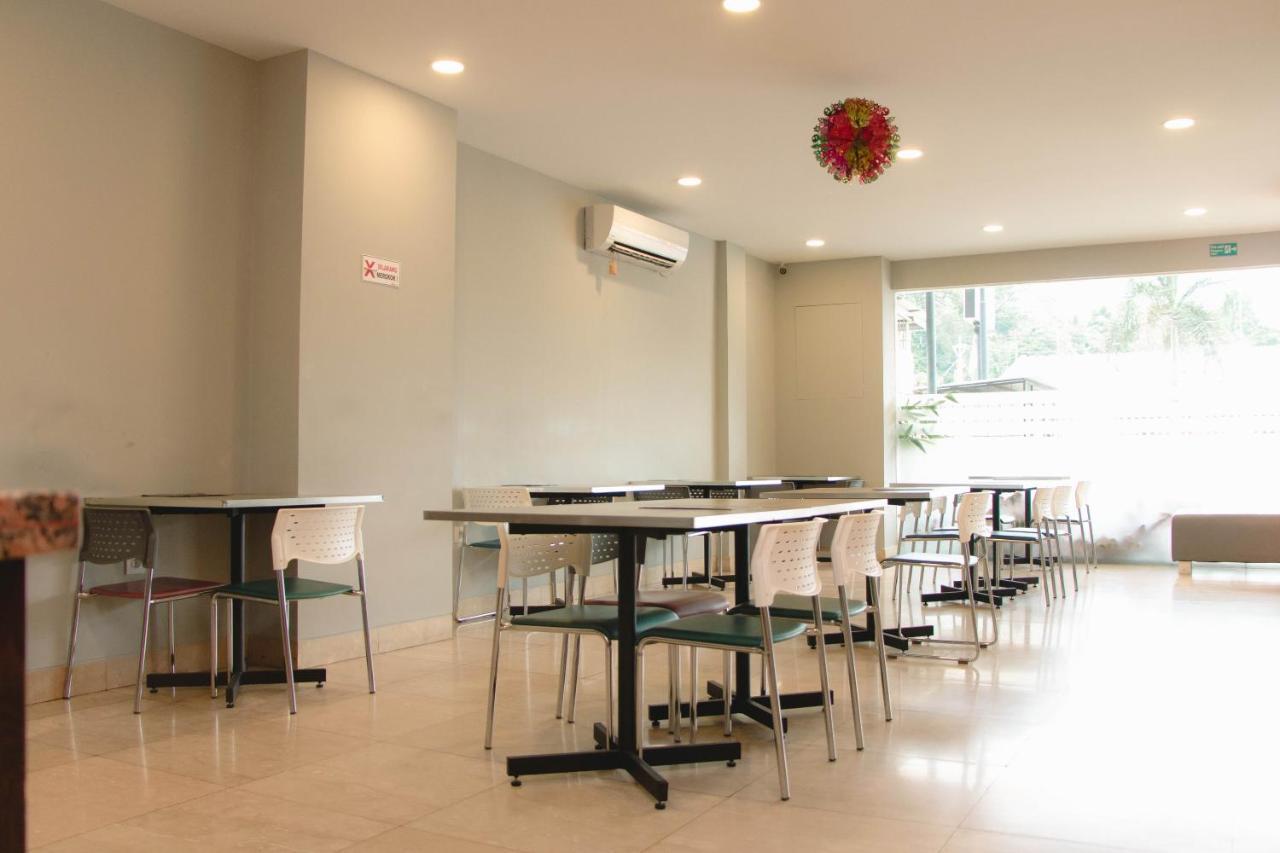 Oyo 592 Budget Hotel By The Harbour パダン エクステリア 写真