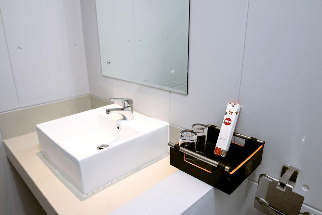 Oyo 592 Budget Hotel By The Harbour パダン エクステリア 写真