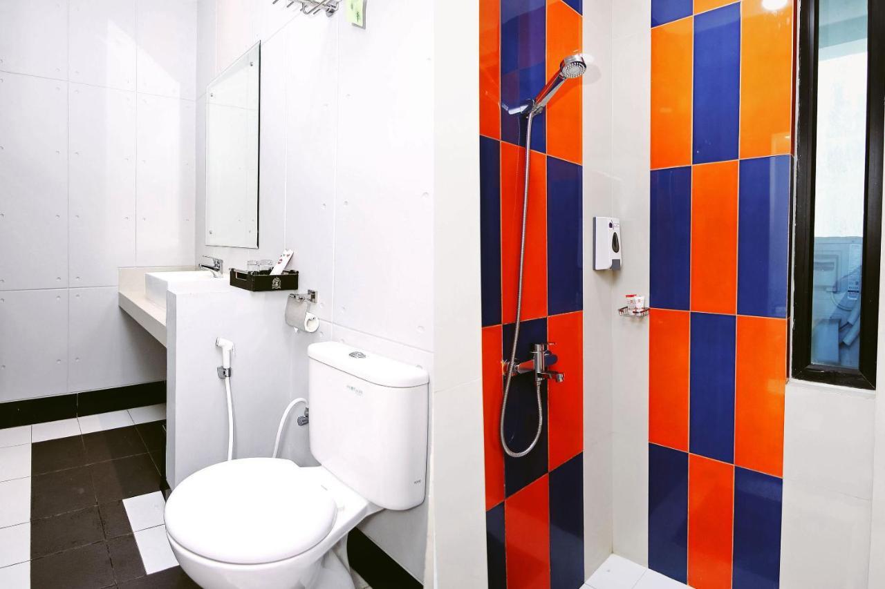 Oyo 592 Budget Hotel By The Harbour パダン エクステリア 写真